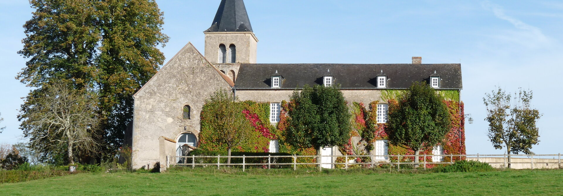 Mairie de Montambert dans le 58 Bourgogne Franche-Comté