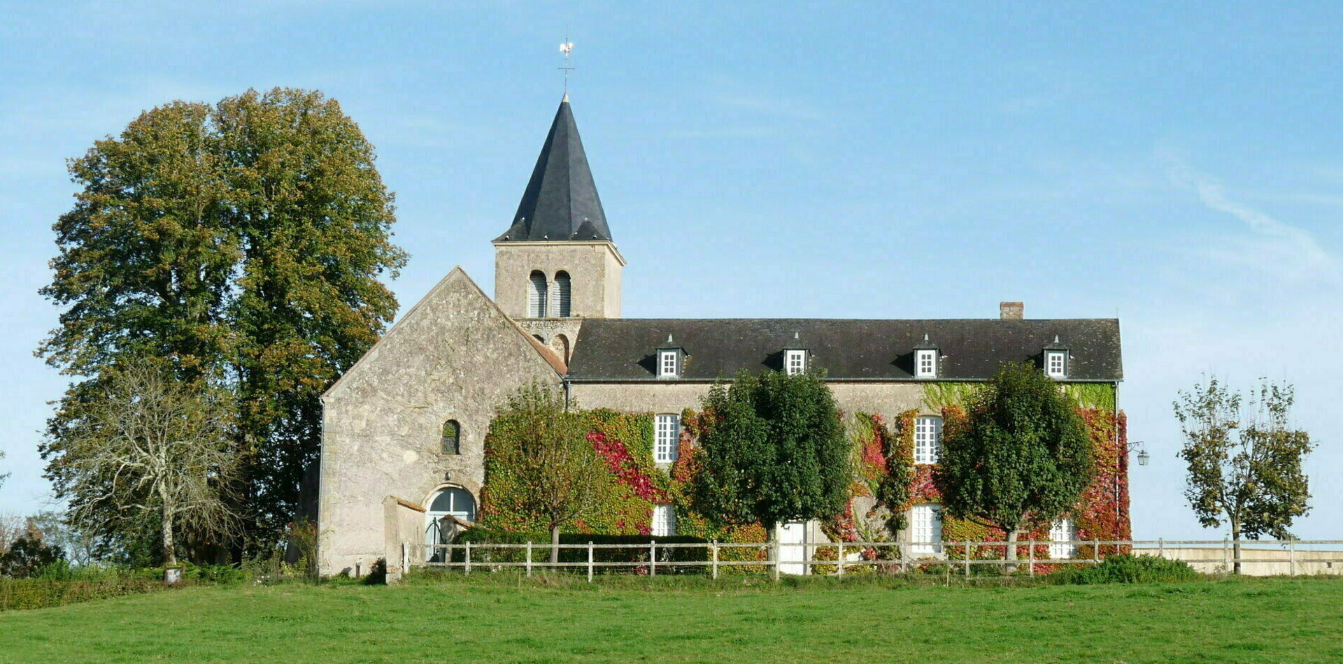 Mairie de Montambert dans le 58 Bourgogne Franche-Comté